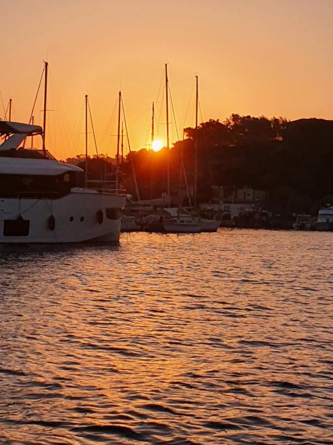 Porquerolles - Nuit Insolite A Bord Du Defi Fou ภายนอก รูปภาพ