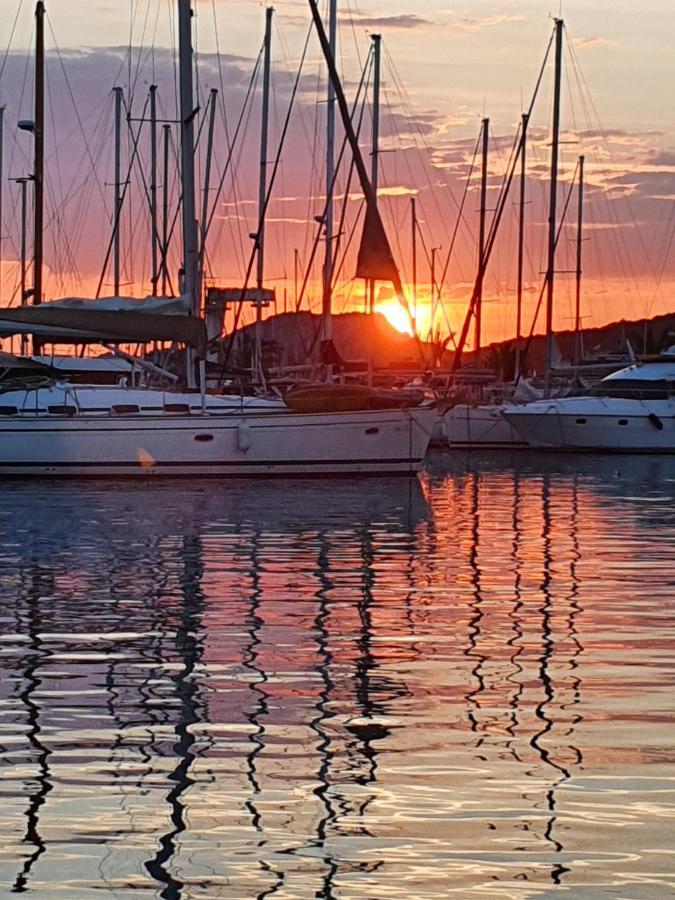 Porquerolles - Nuit Insolite A Bord Du Defi Fou ภายนอก รูปภาพ
